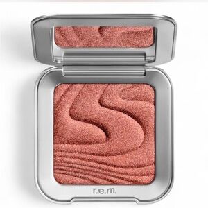 R.E.M. beauty Interstellar Highlighter Topper in the shade Miss Jupiter